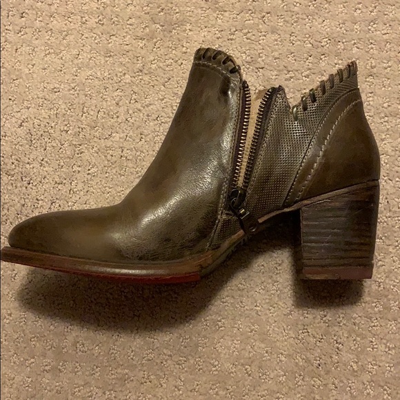 Bedistu size 9.5 Cobbler brown women’s boot - Picture 3 of 3